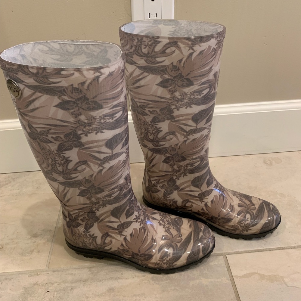 Ugg rain boots size 7